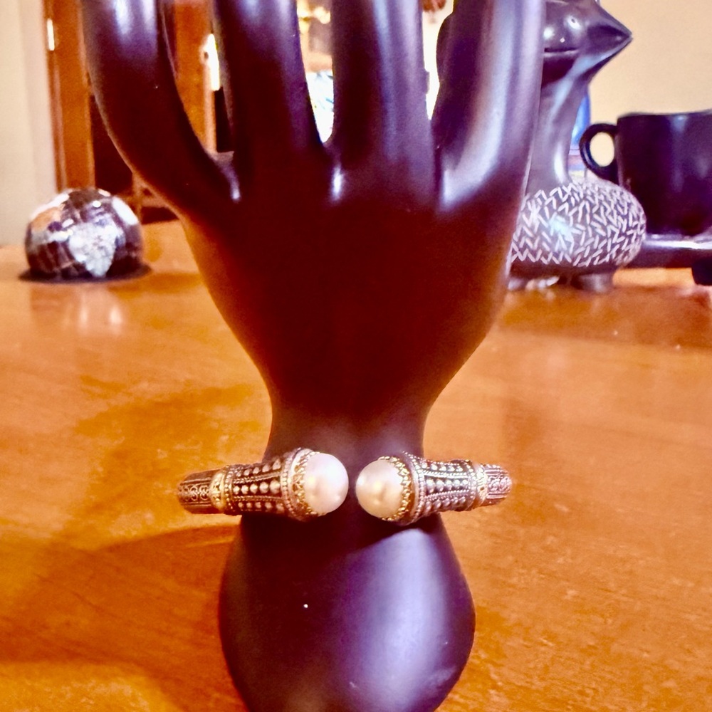 Temporary Sale!!!!!!
Elegant Silver and Gold Pearl Cuff Bracelet - Picture 6 of 10